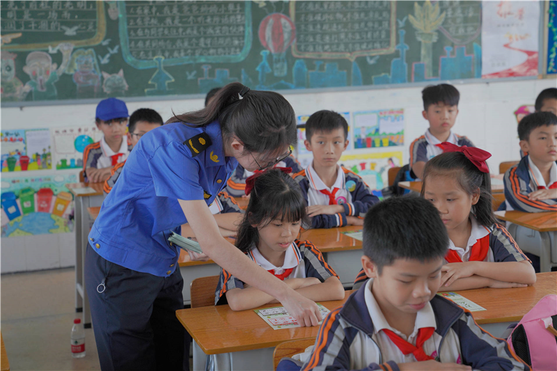 7、清溪城管分局到班级，向同学们派发传单，宣传生活垃圾分类知识 (3).png