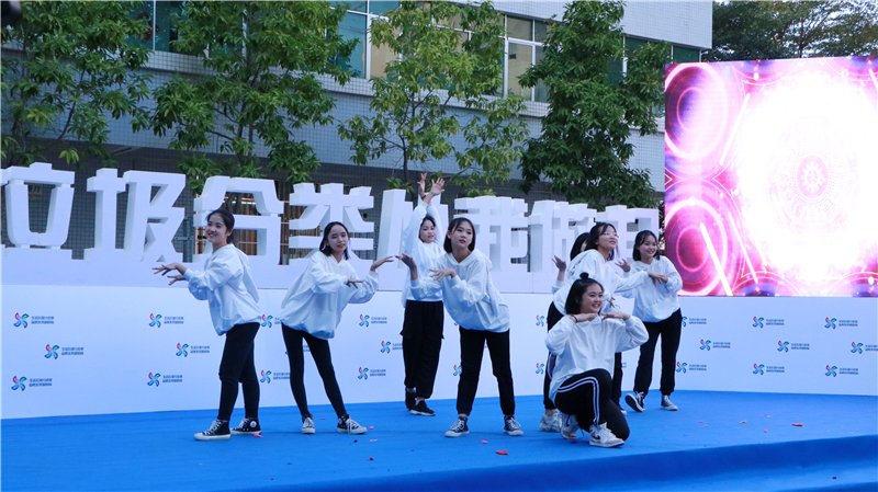 《我怎么这么好看》舞蹈表演.png