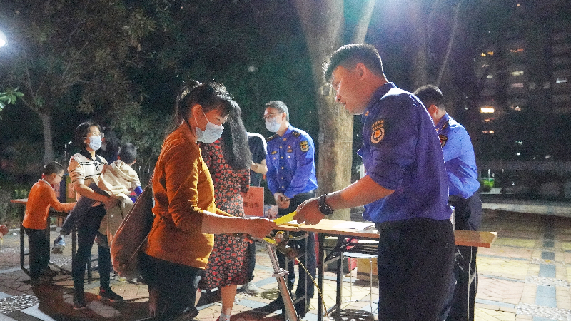 市局生活垃圾分类党员先锋队在小区设摊宣传，现场与居民互动 (4).png