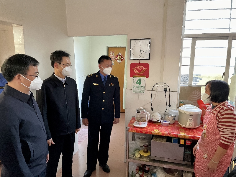 入户检查和宣传燃气安全_副本.jpg