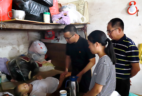 "18岁女孩刘钦考取大学,但父亲瘫痪,母亲做环卫工人支撑全家,学费仍没